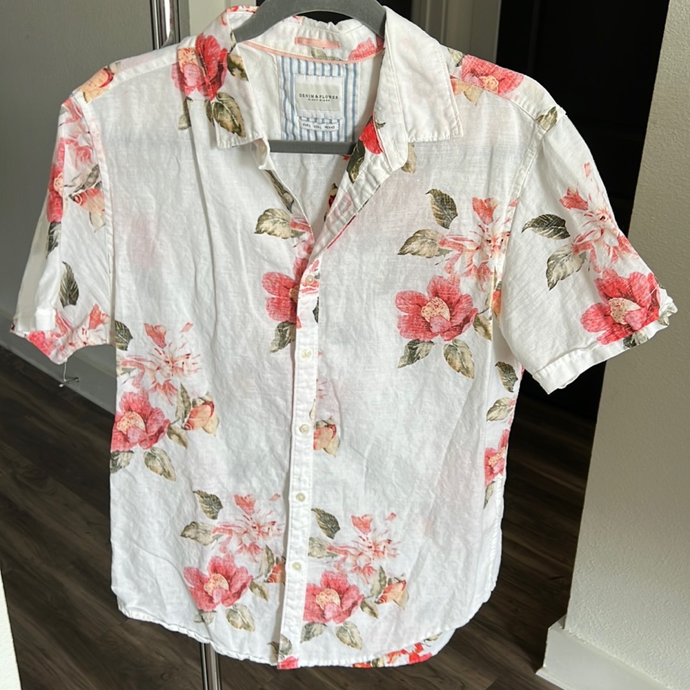 Short sleeve collared shirt